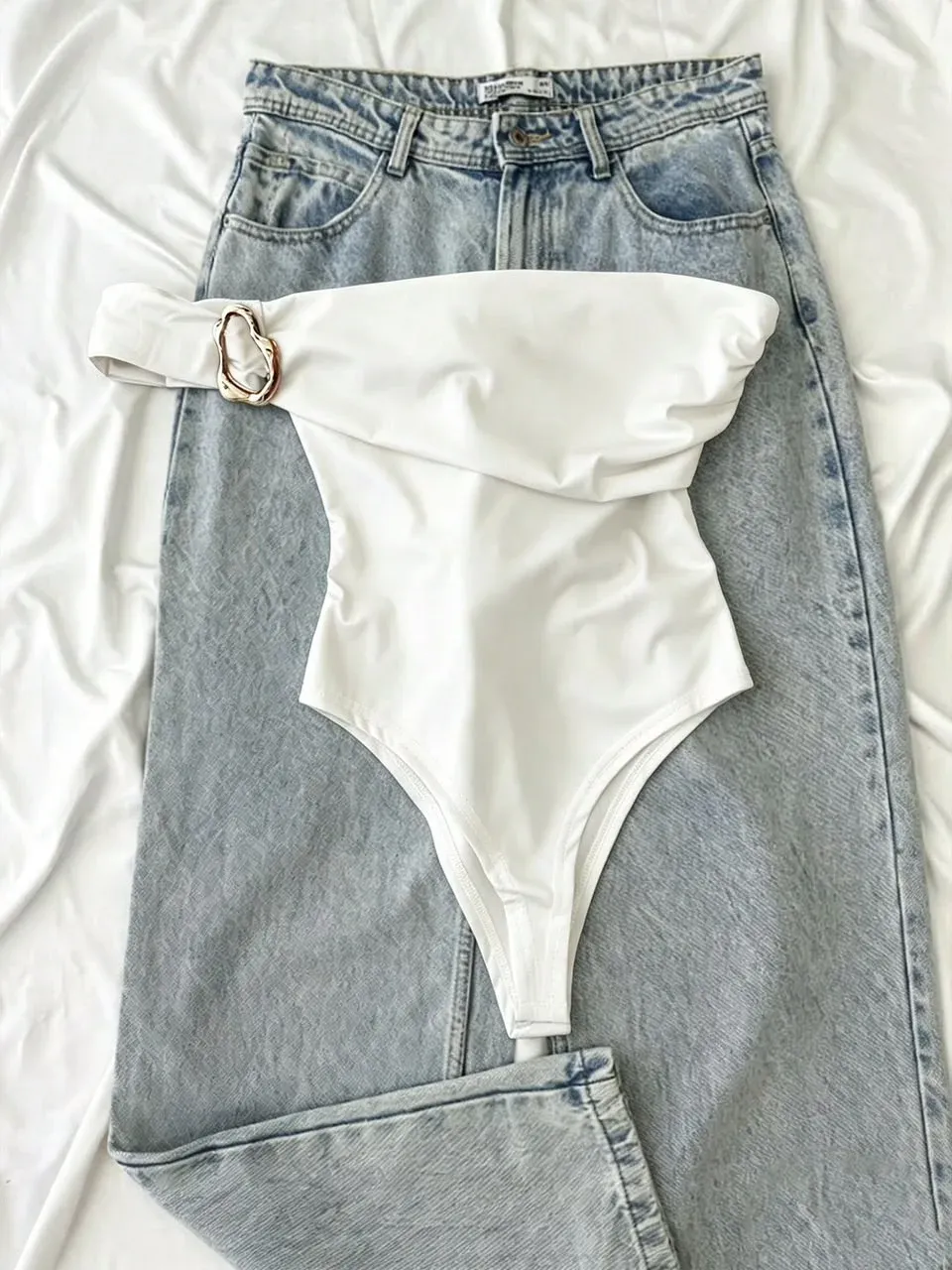 Top Casual Blanco con Broche