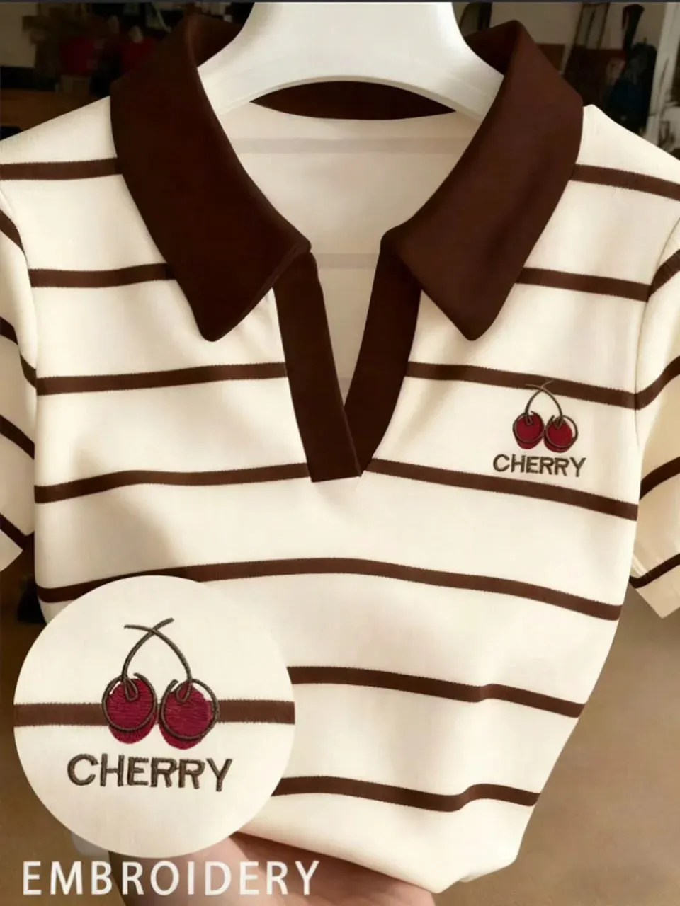 Tops De rayas café, estampado de cereza