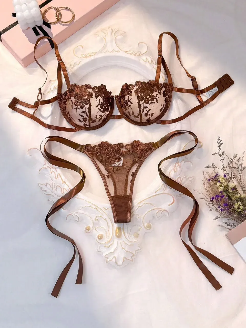 Conjunto de lencería con transparencias Café