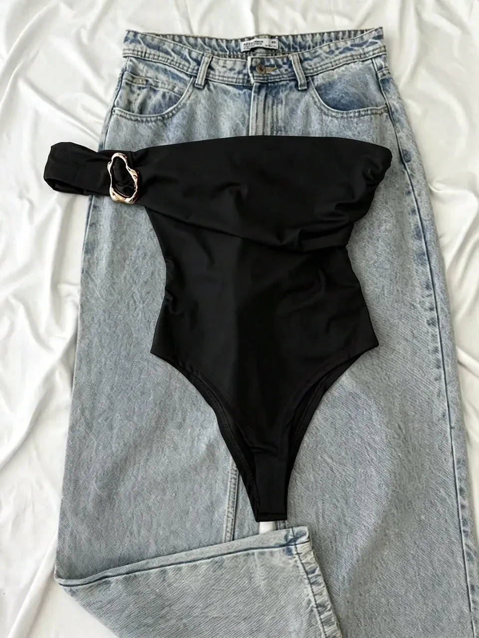 Top Negro Casual con Broche dorado