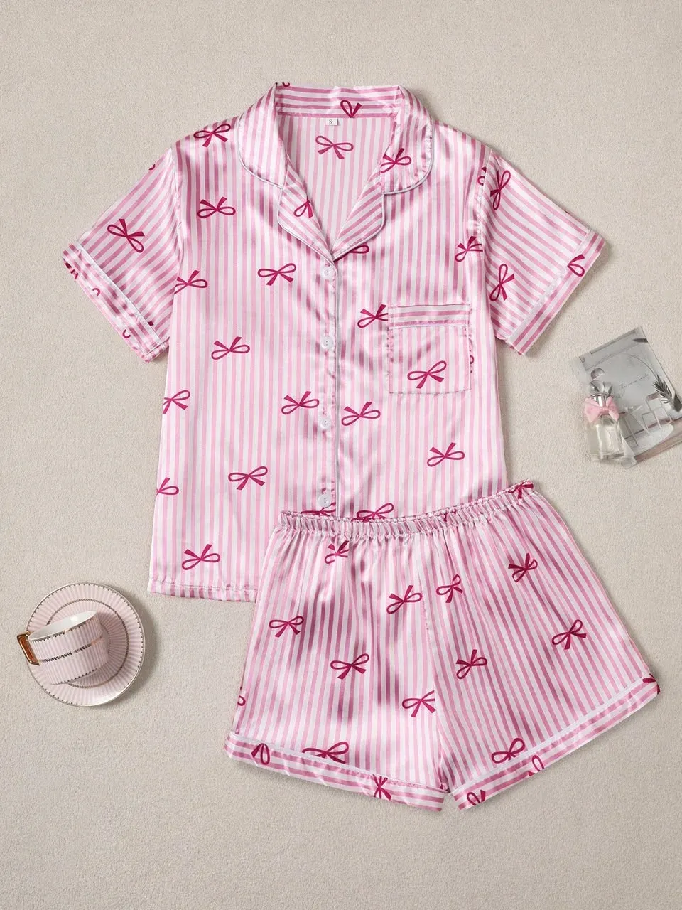 Pijama de Satén Rosa, Estampado de Lazos