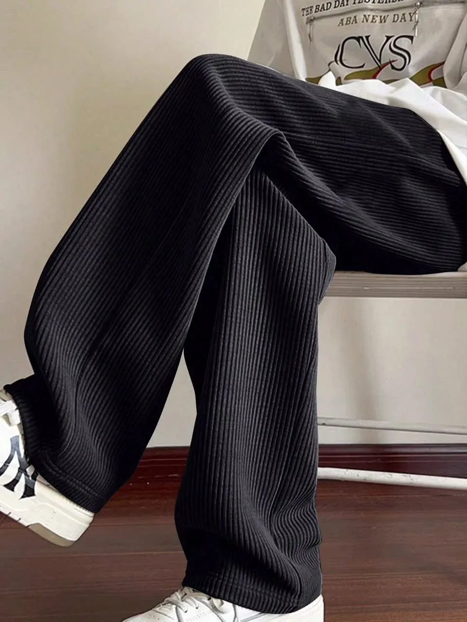 Pantalones corte ancho negros acanalados
