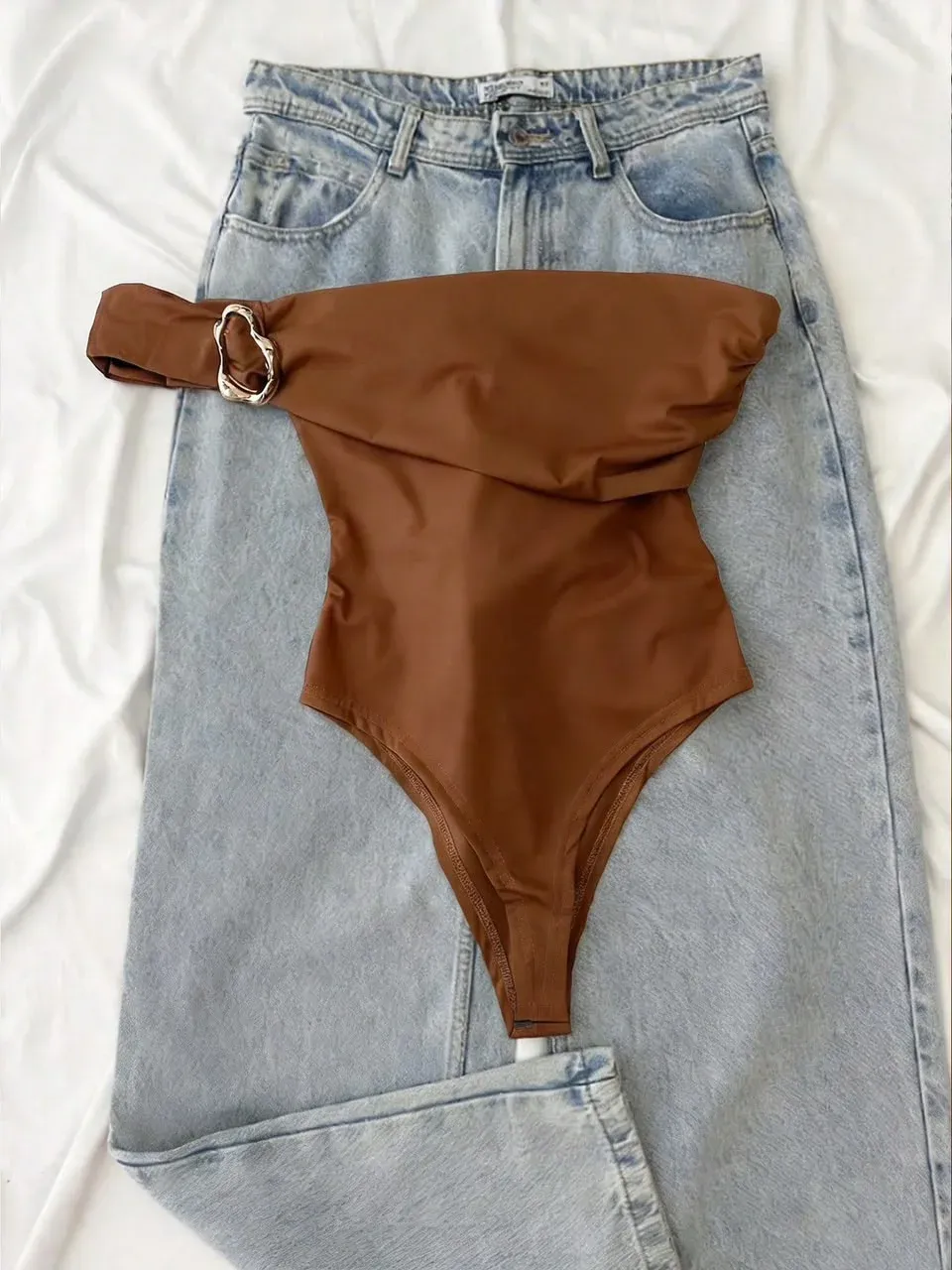 Top Casual Café, Con broche dorado