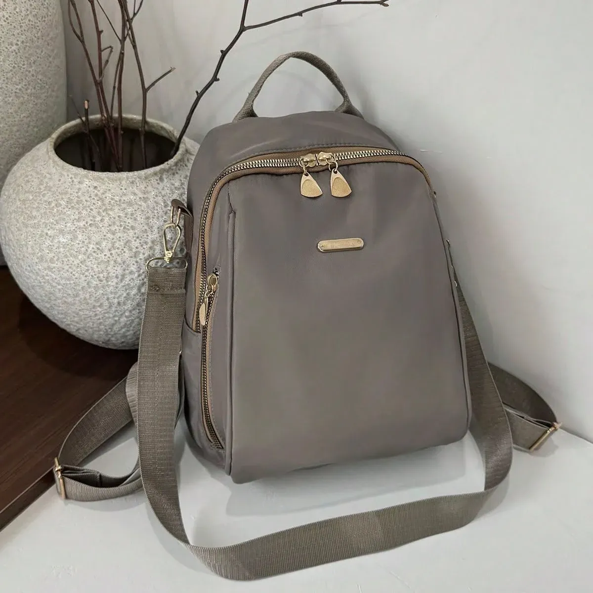 Mochila impermeable gris estilo casual