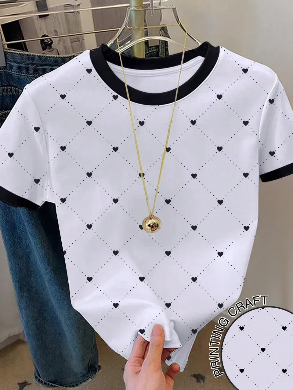 Camiseta blanca estampado corazones