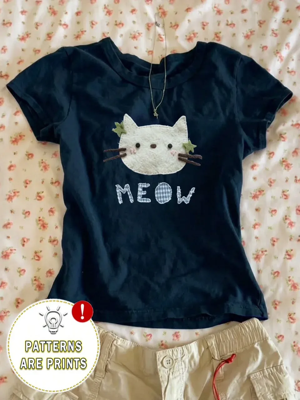 Camiseta oscura estampado gato tierno