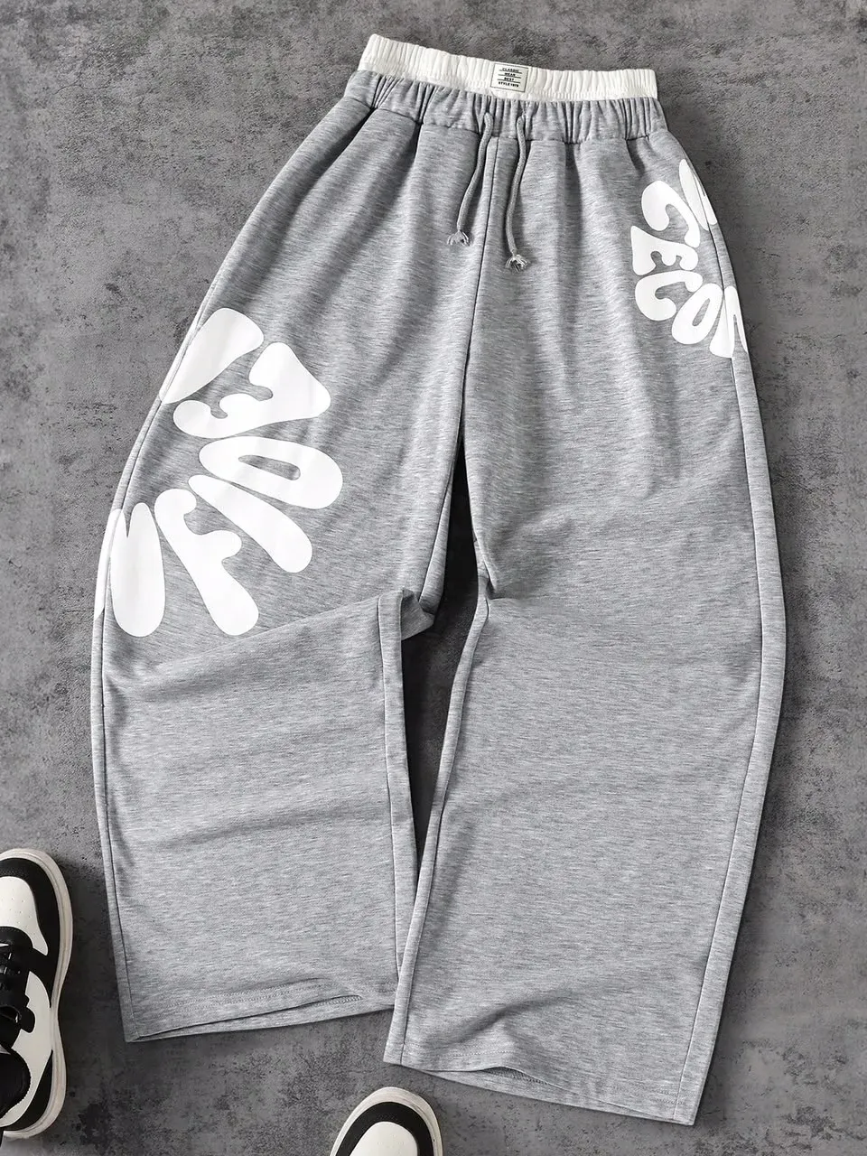 Pantalón deportivo gris holgado