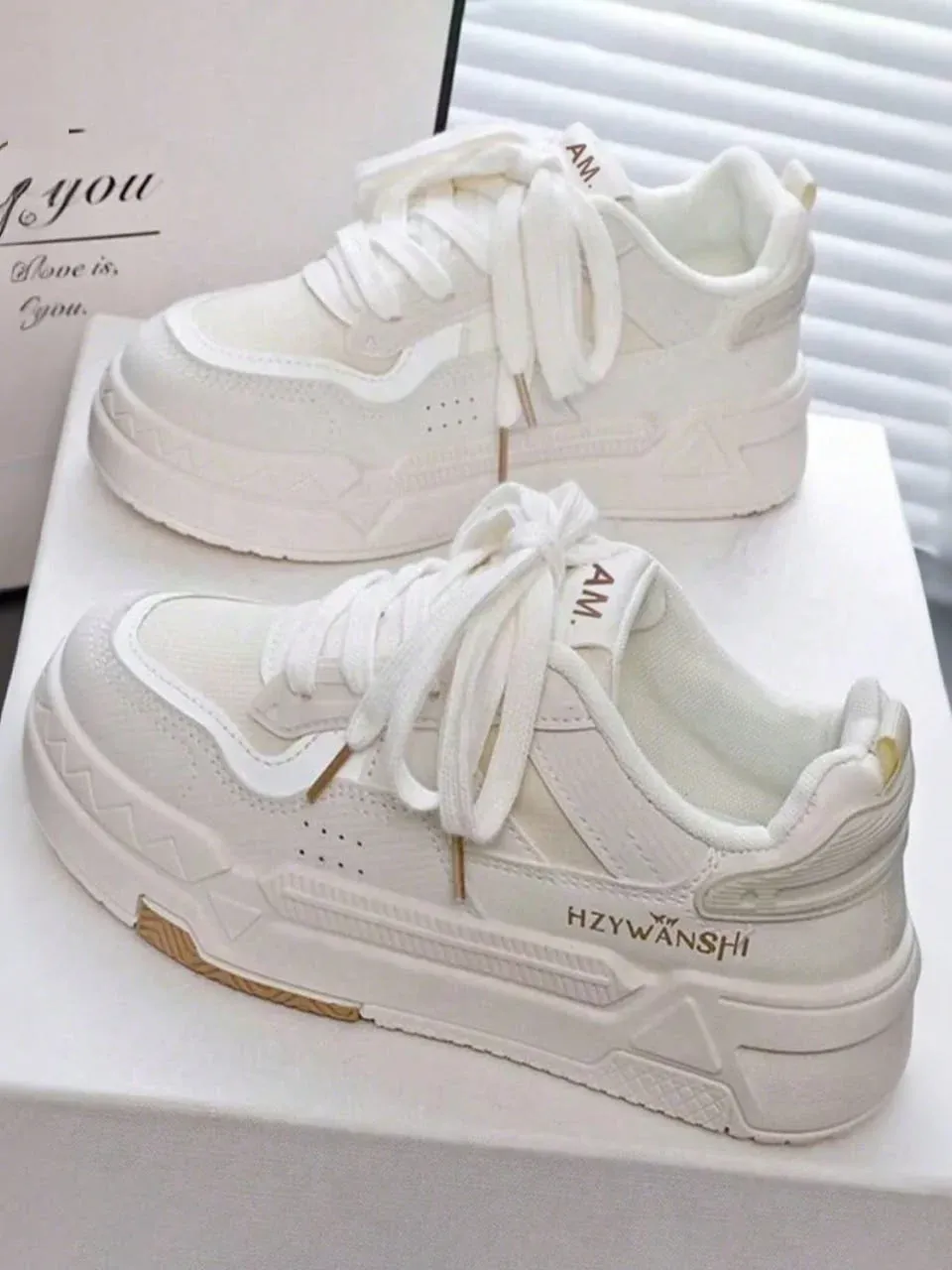 Zapatos deportivos blancos con plataforma