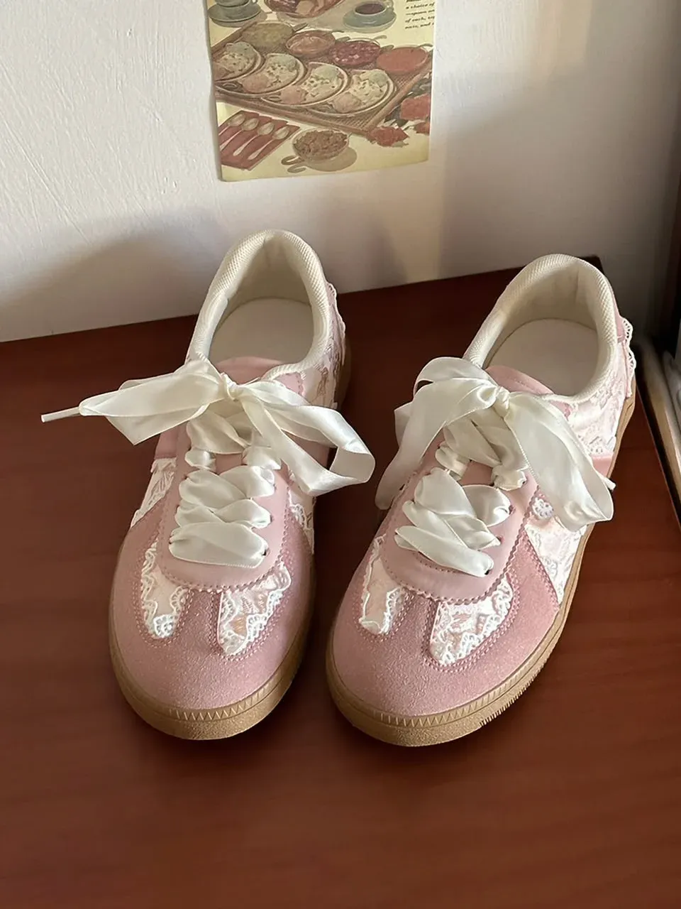 Zapatos deportivos rosados con encaje