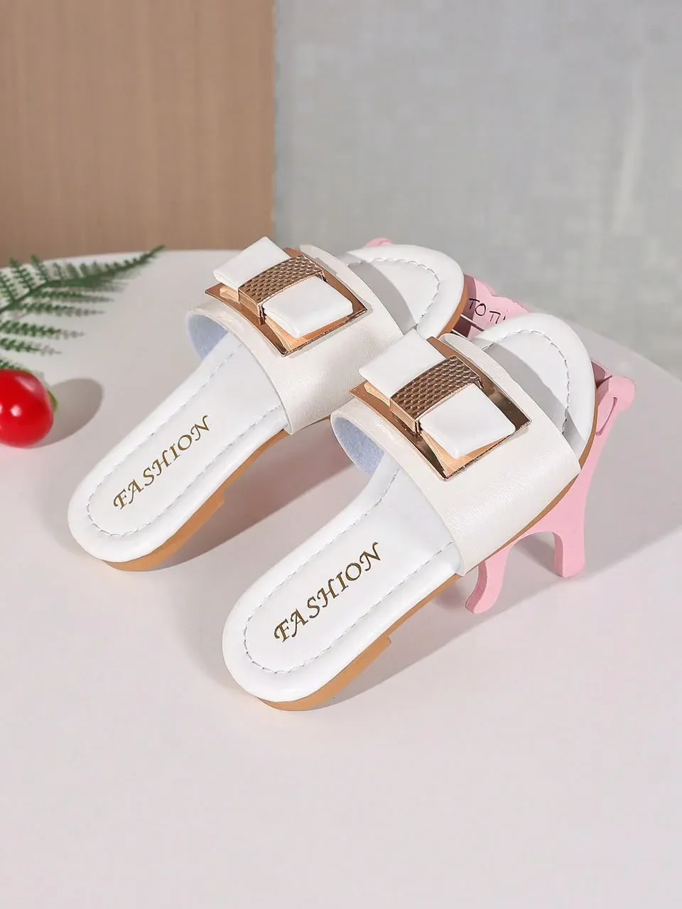 Sandalias Blancas con hebilla dorada