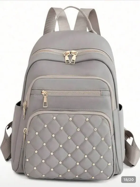 Mochila gris con detalles dorados