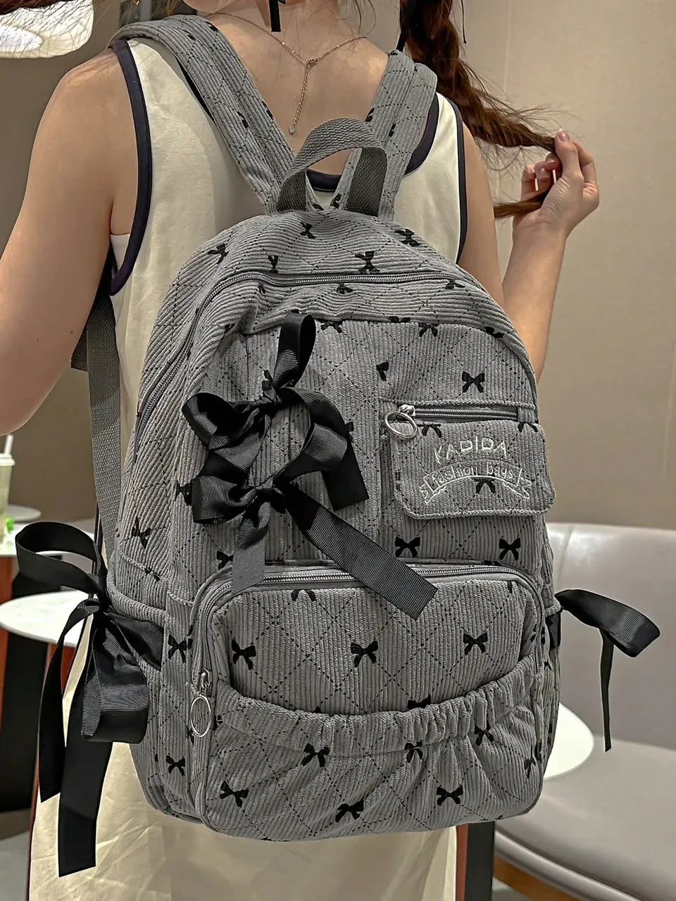 Mochila gris con estampado negro