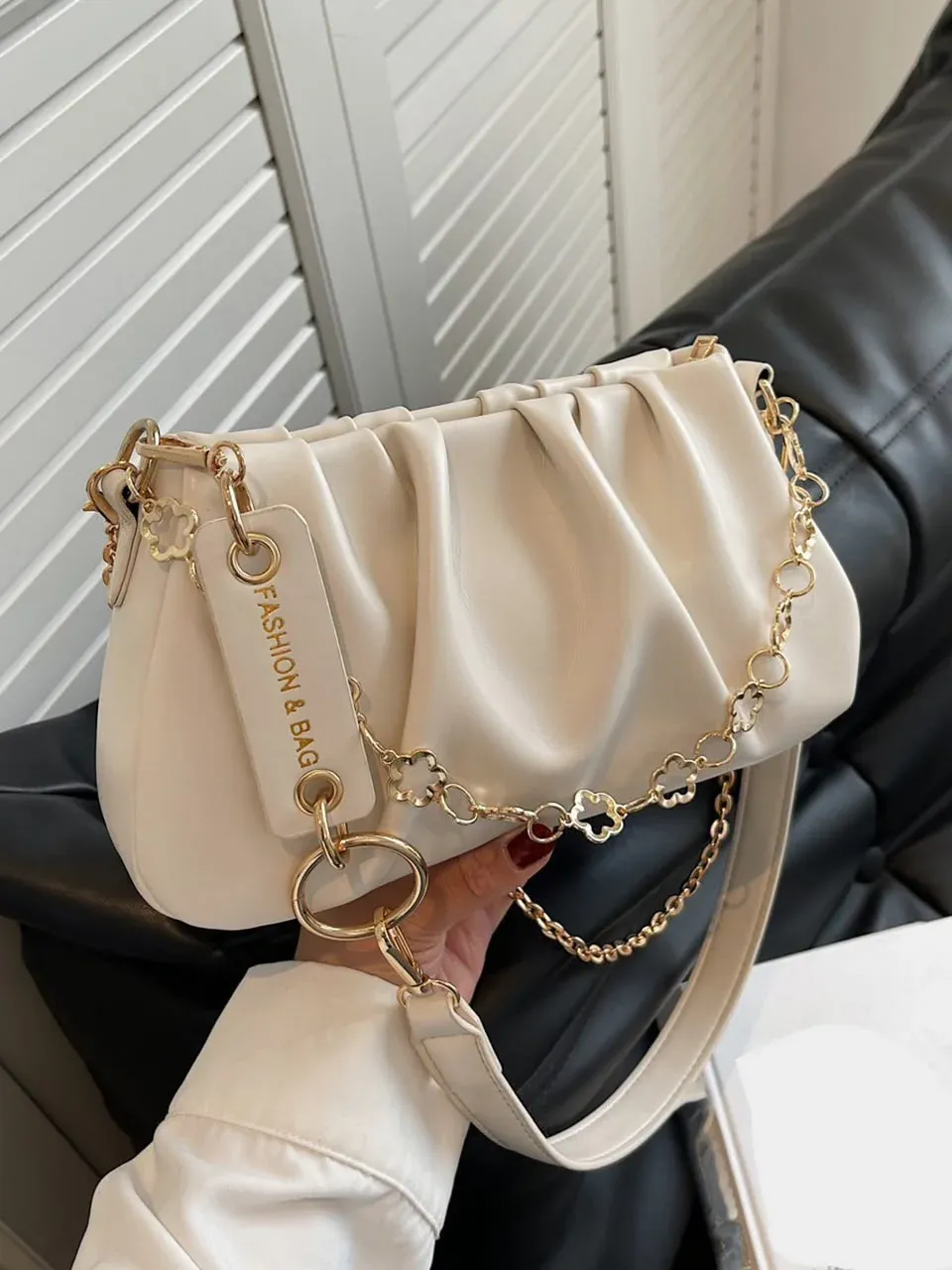 Bolso crema con cadena
