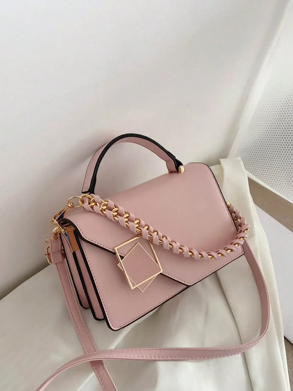 Cartera rosada con cadena