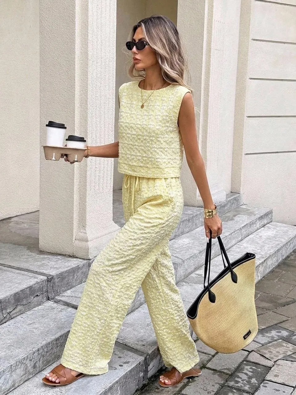 Conjunto amarillo de pantalón y top
