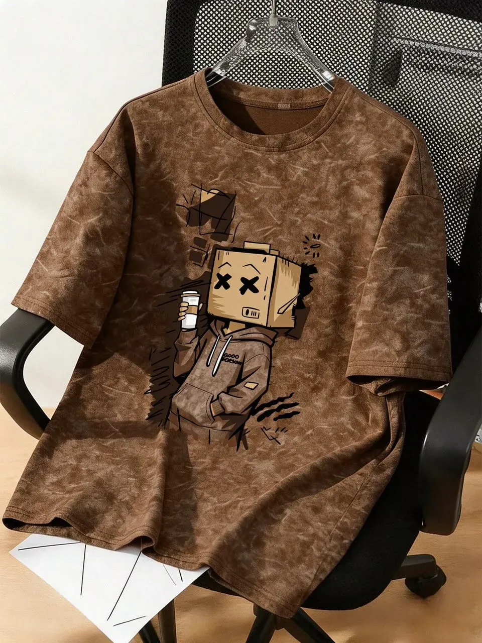Camiseta infantil marrón estampada