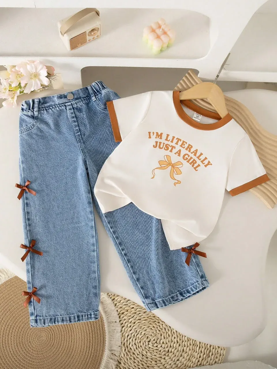 Conjunto camiseta blanca y jeans lazos