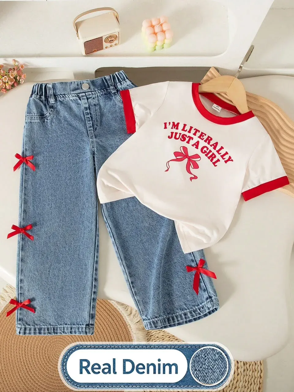Conjunto camiseta blanca y jeans decorados