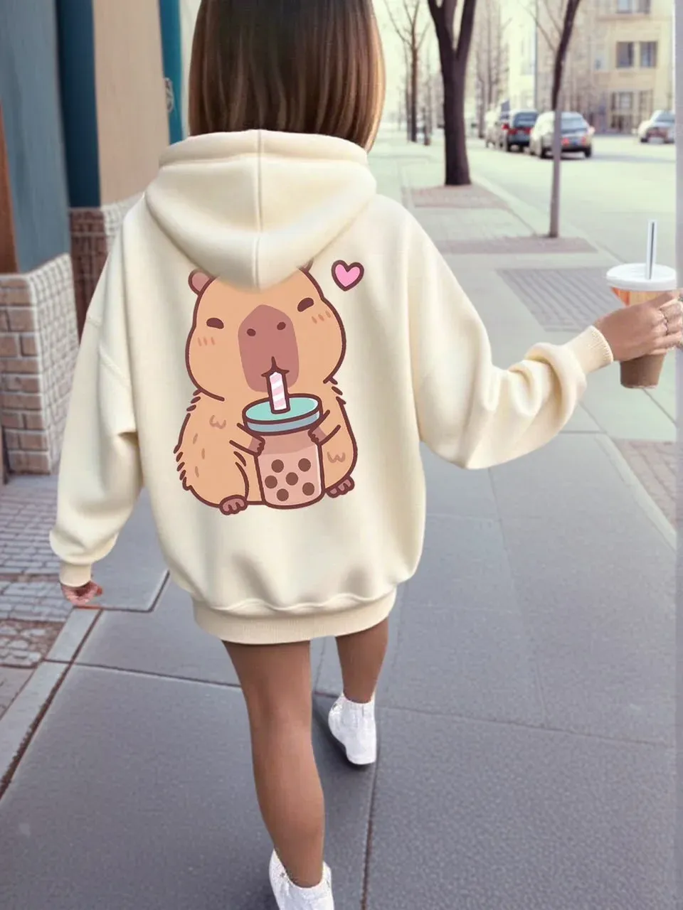 Sudadera beige con capucha capibara