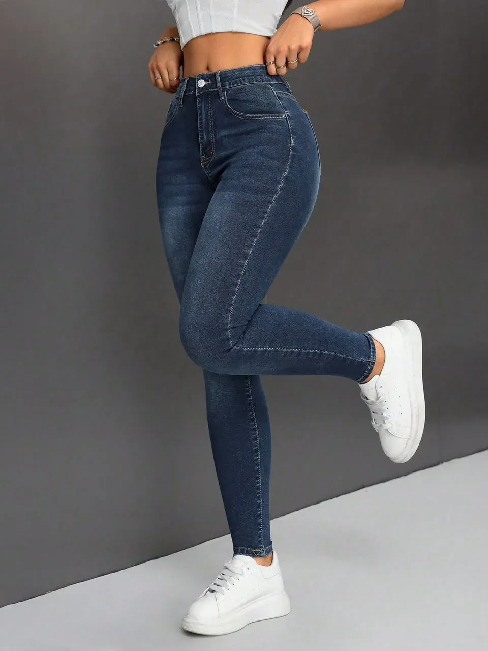 Jeans azul oscuro ajustado