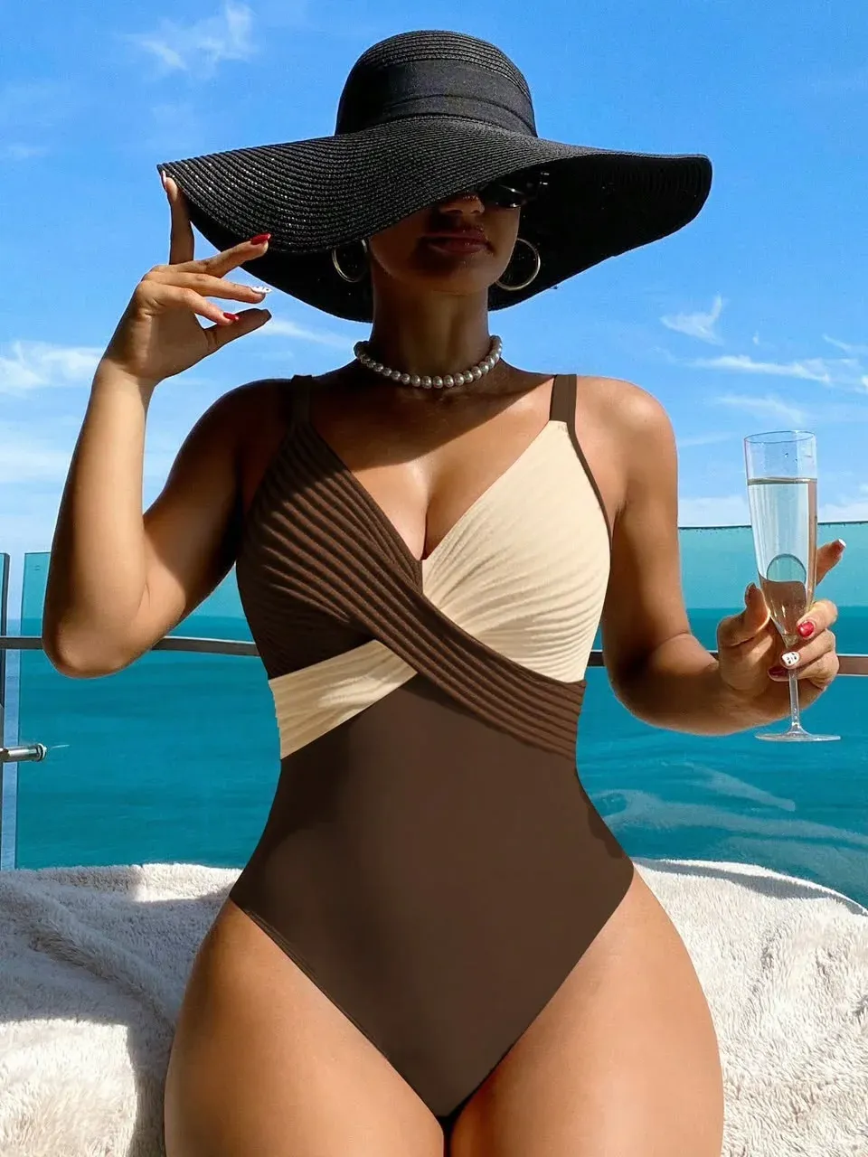 Traje de baño marrón cruzado