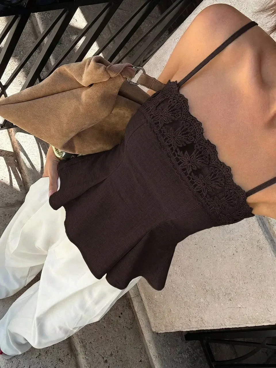 Top negro corto con tirantes