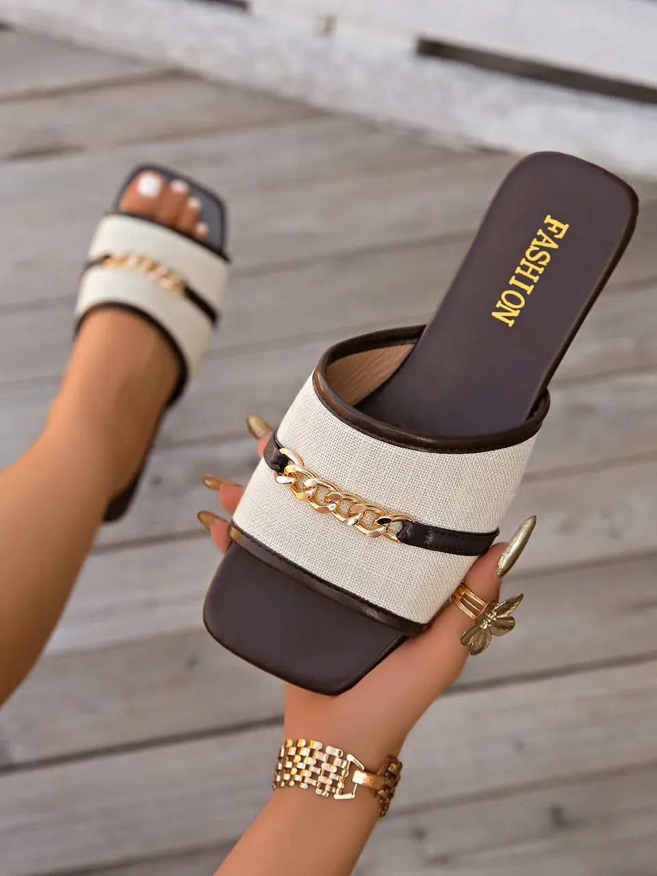 Sandalias blancas con adorno dorado