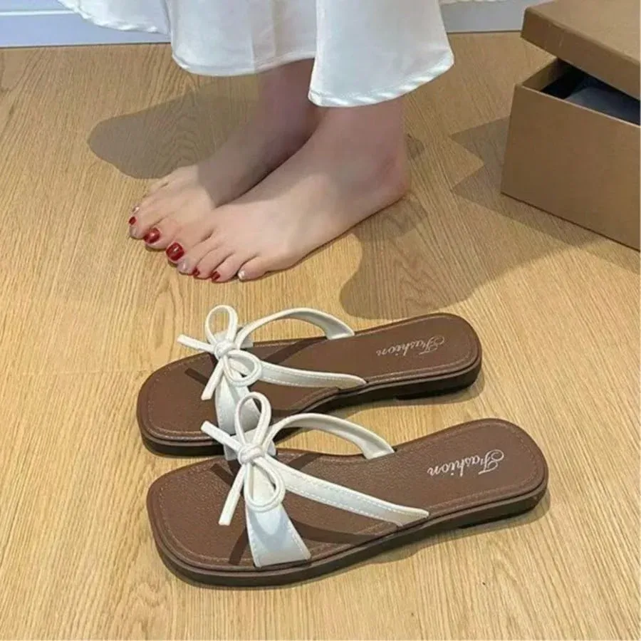 Sandalias marrones con lazo blanco